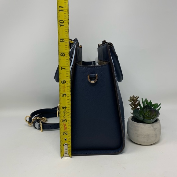 Michael Kors Prism Medium Messenger - Picture 4 of 10